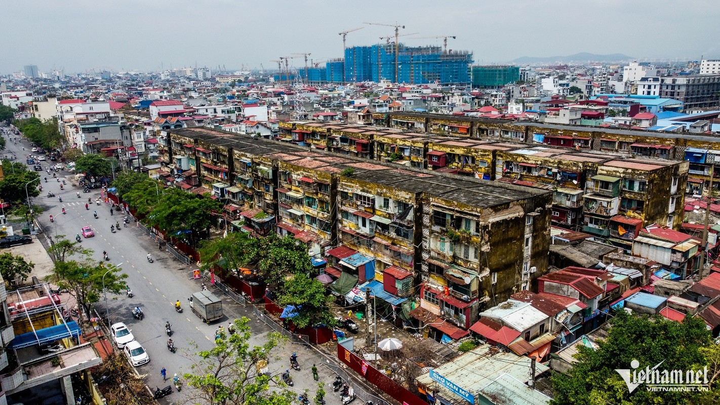 View - 	“Toát mồ hôi” trước tòa chung cư cũ bị nghiêng, lún ở Hải Phòng