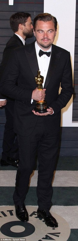 Leonardo DiCaprio quen ca tuong vang Oscar vi qua vui-Hinh-2
