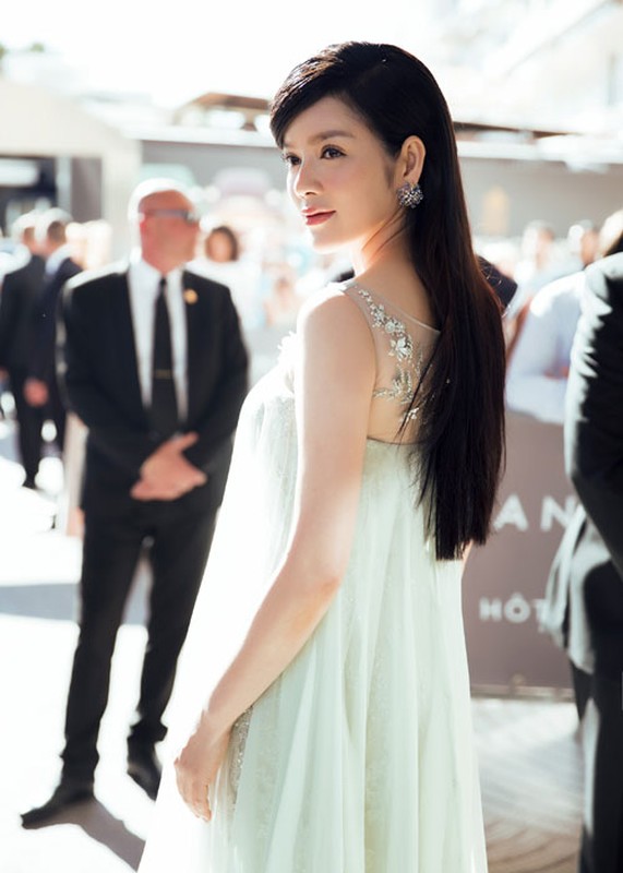 Ly Nha Ky co nguoi chinh vay tren tham do Cannes