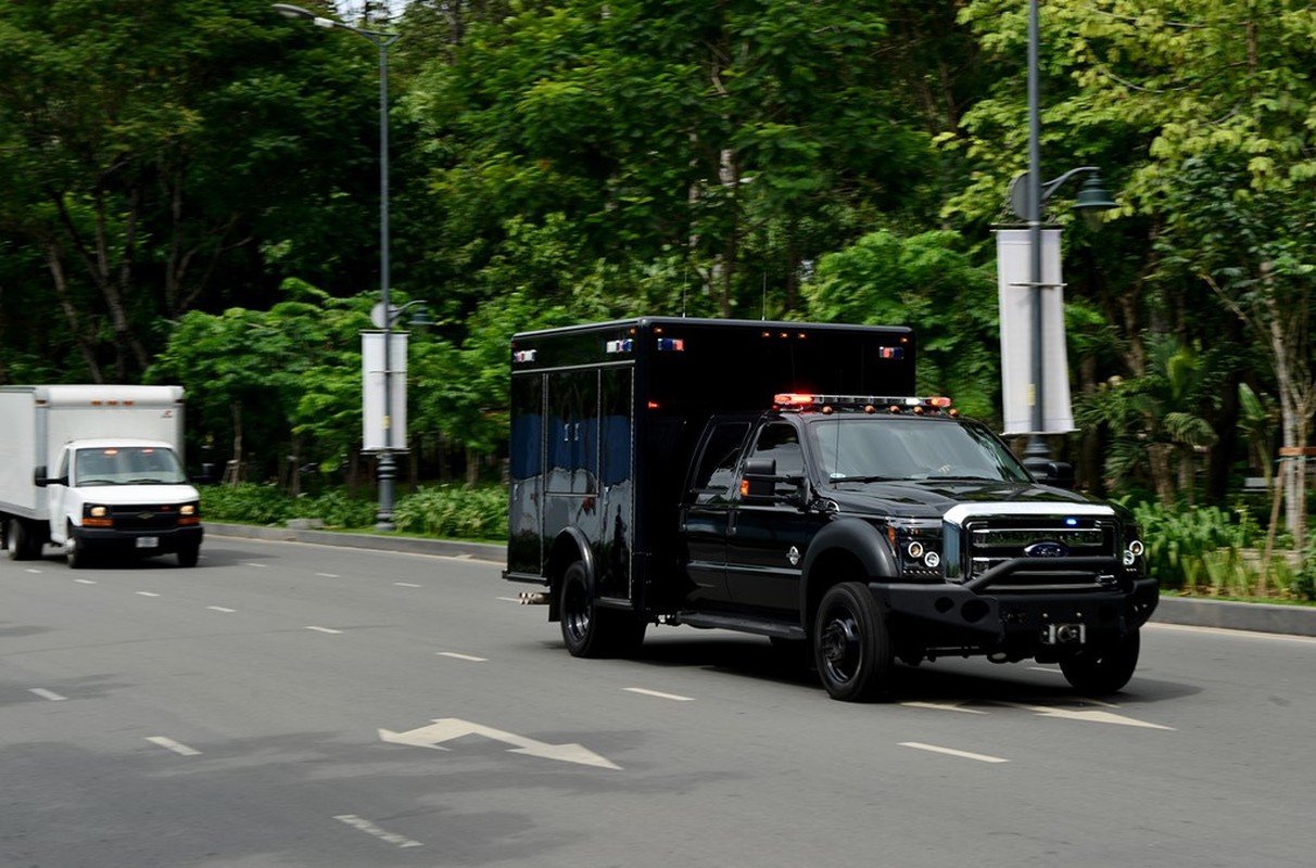 Anh: Cadillac One cua Tong thong Obama tren duong pho Sai Gon-Hinh-12