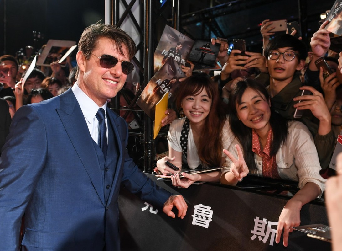 Fan cho bay tieng duoi mua, xin chu ky Tom Cruise len dau-Hinh-2