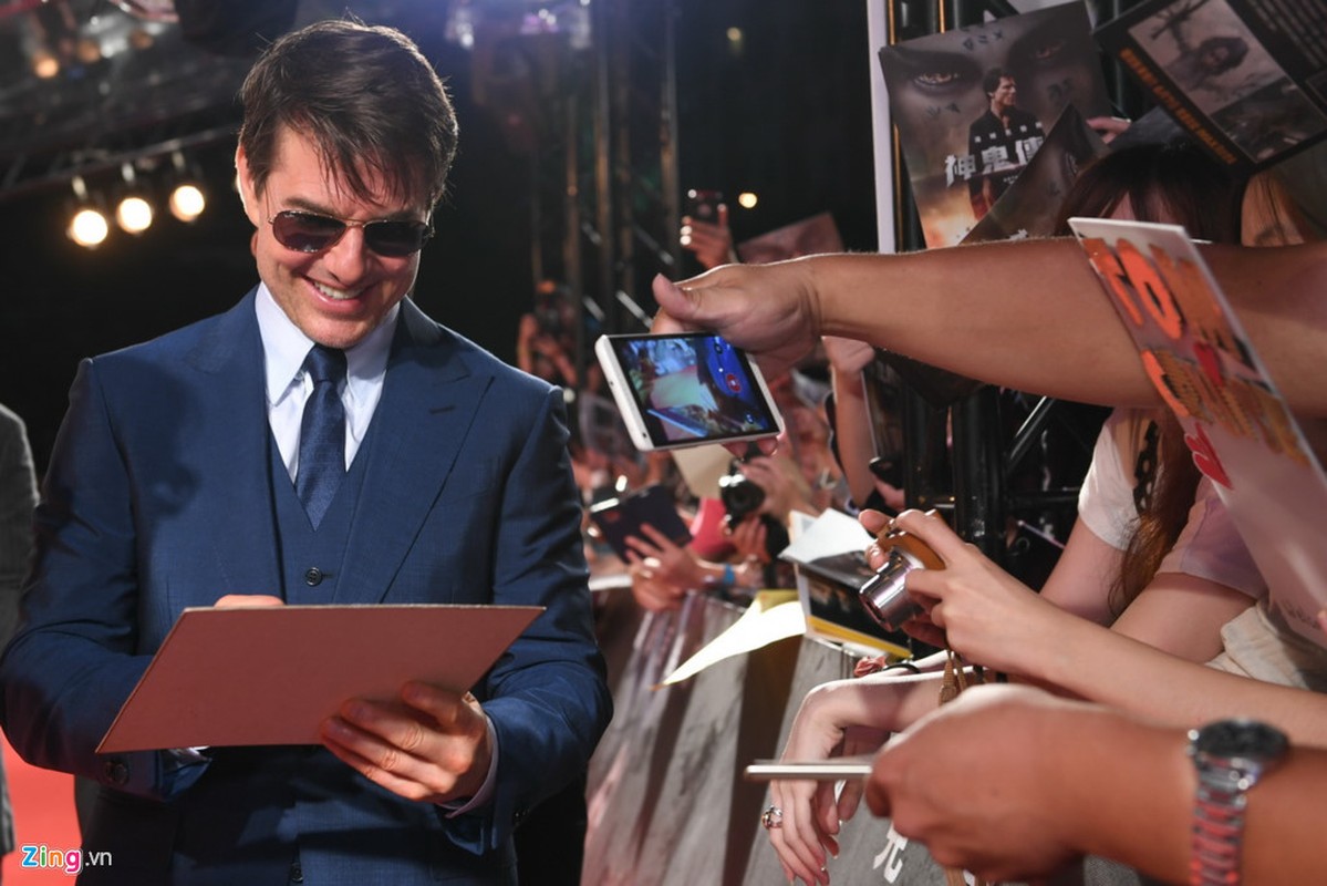 Fan cho bay tieng duoi mua, xin chu ky Tom Cruise len dau-Hinh-4