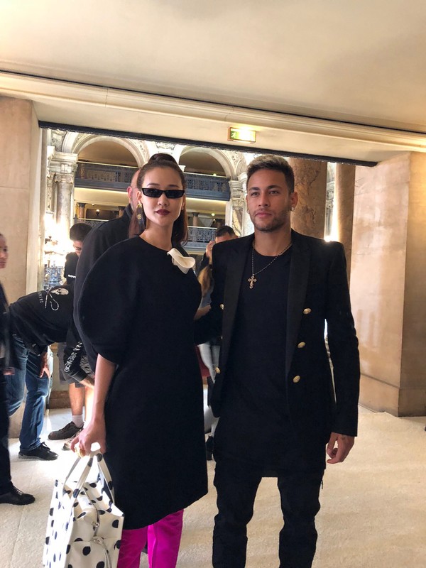 Maya chup anh cung cau thu Neymar tai show dien Balmain