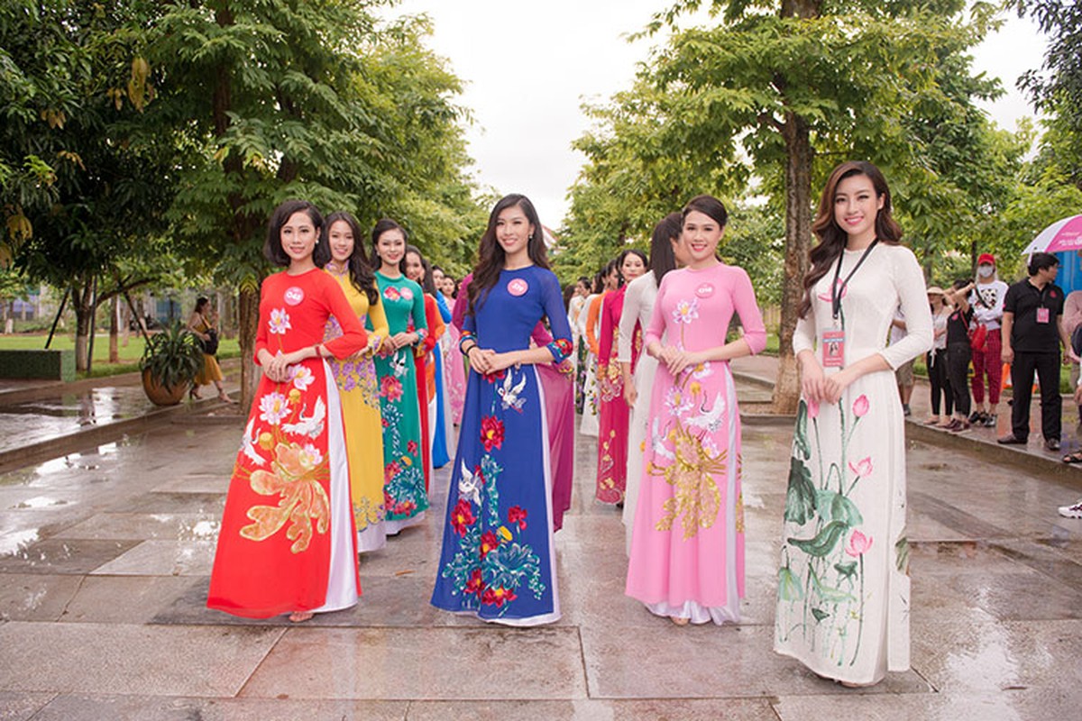 Thi sinh Hoa hau Viet Nam dien ao dai nen na ve tham que Bac-Hinh-2