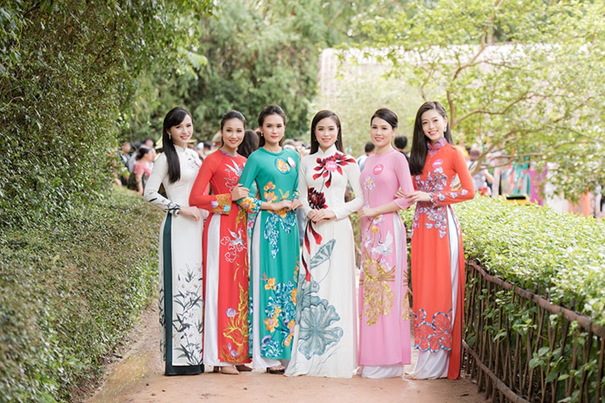 Thi sinh Hoa hau Viet Nam dien ao dai nen na ve tham que Bac