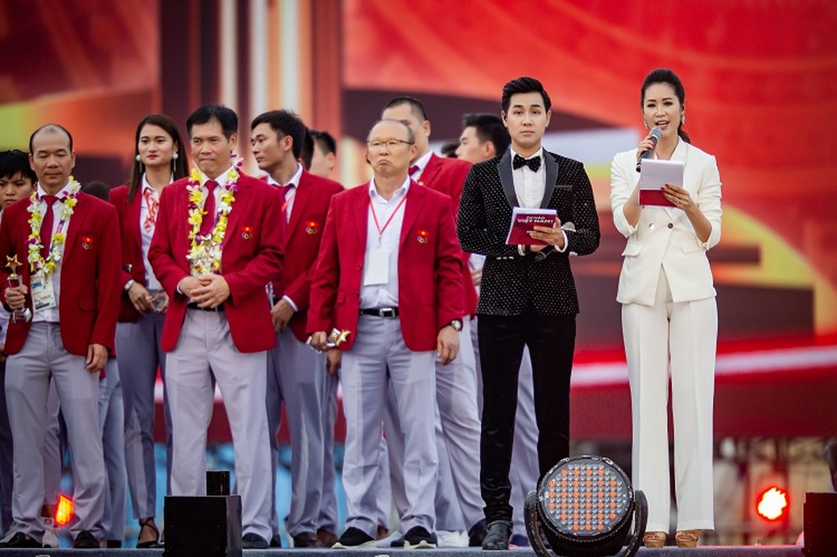 MC Nguyen Khang hao huc gap go cac cau thu Olympic Viet Nam-Hinh-10