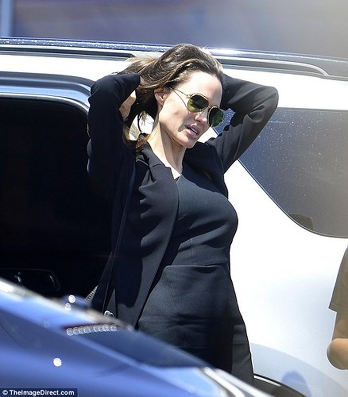 Angelina Jolie lo ve kem sac khi xuong pho mot minh o Los Angeles-Hinh-2
