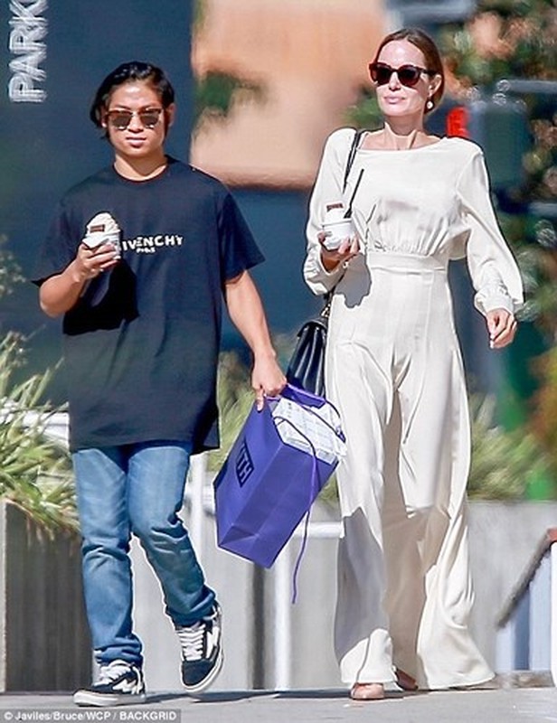 Angelina Jolie lo ve kem sac khi xuong pho mot minh o Los Angeles-Hinh-4