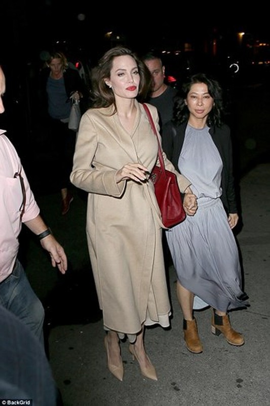 Angelina Jolie lo ve kem sac khi xuong pho mot minh o Los Angeles-Hinh-7