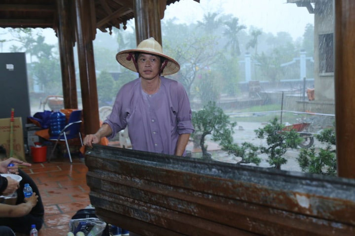 Hoai Linh doi mua cung moi nguoi giu rap le ngay cung To nghe-Hinh-6