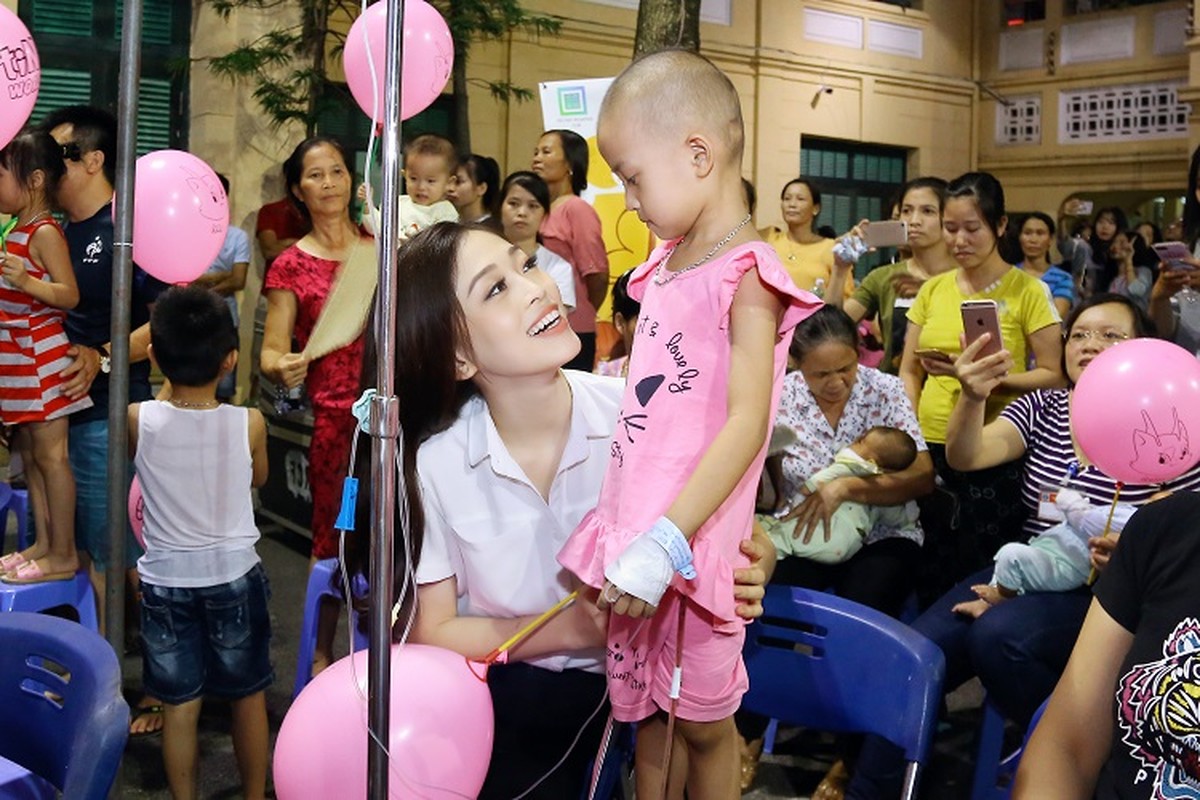 Hanh dong bat ngo cua A hau Bui Phuong Nga khi ve HN-Hinh-10