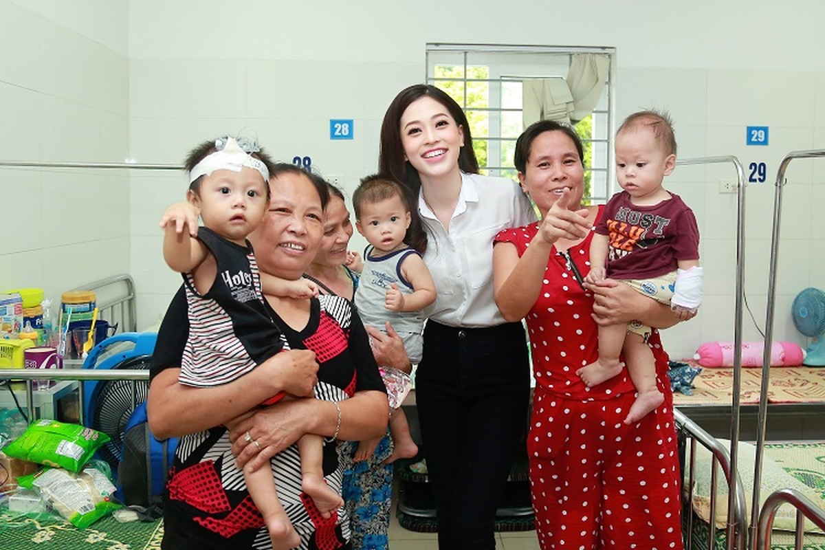 Hanh dong bat ngo cua A hau Bui Phuong Nga khi ve HN-Hinh-8