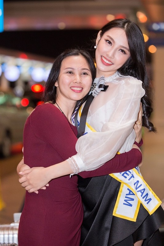 Hoa hau Tieu Vy ra san bay tien Thuy Tien di thi Miss International-Hinh-10