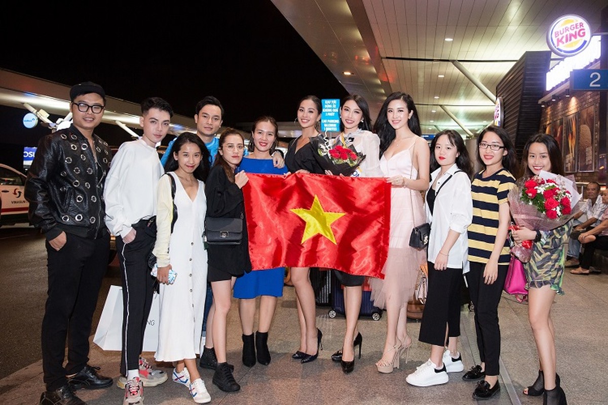 Hoa hau Tieu Vy ra san bay tien Thuy Tien di thi Miss International-Hinh-13