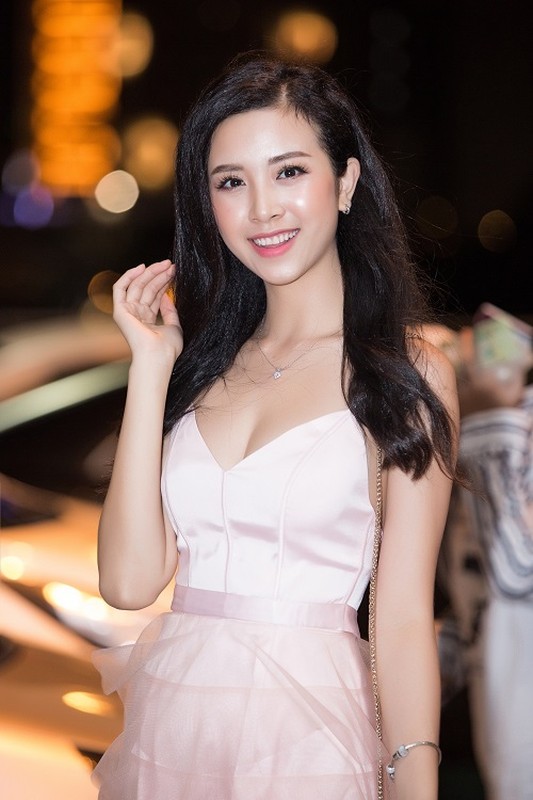 Hoa hau Tieu Vy ra san bay tien Thuy Tien di thi Miss International-Hinh-7