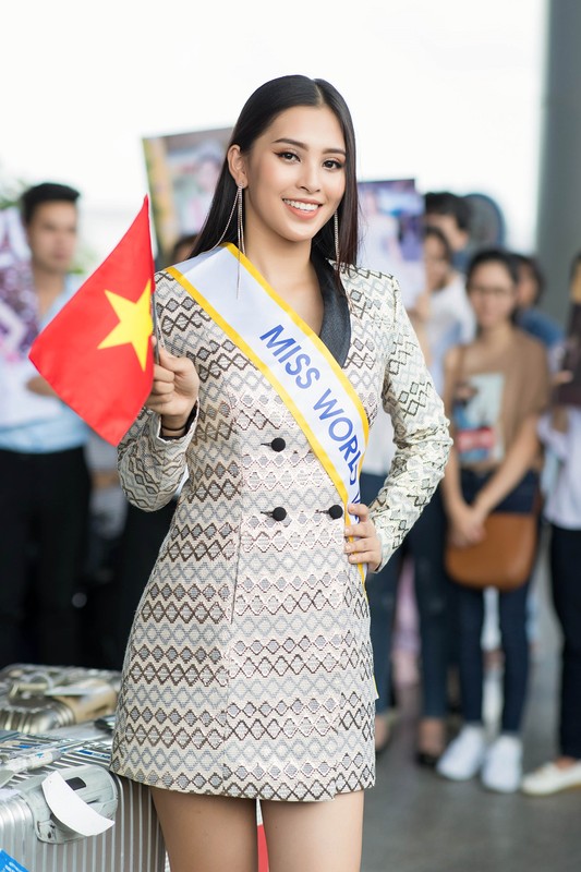 Tran Tieu Vy mac loi trang phuc khi len duong thi Miss World 2018-Hinh-5