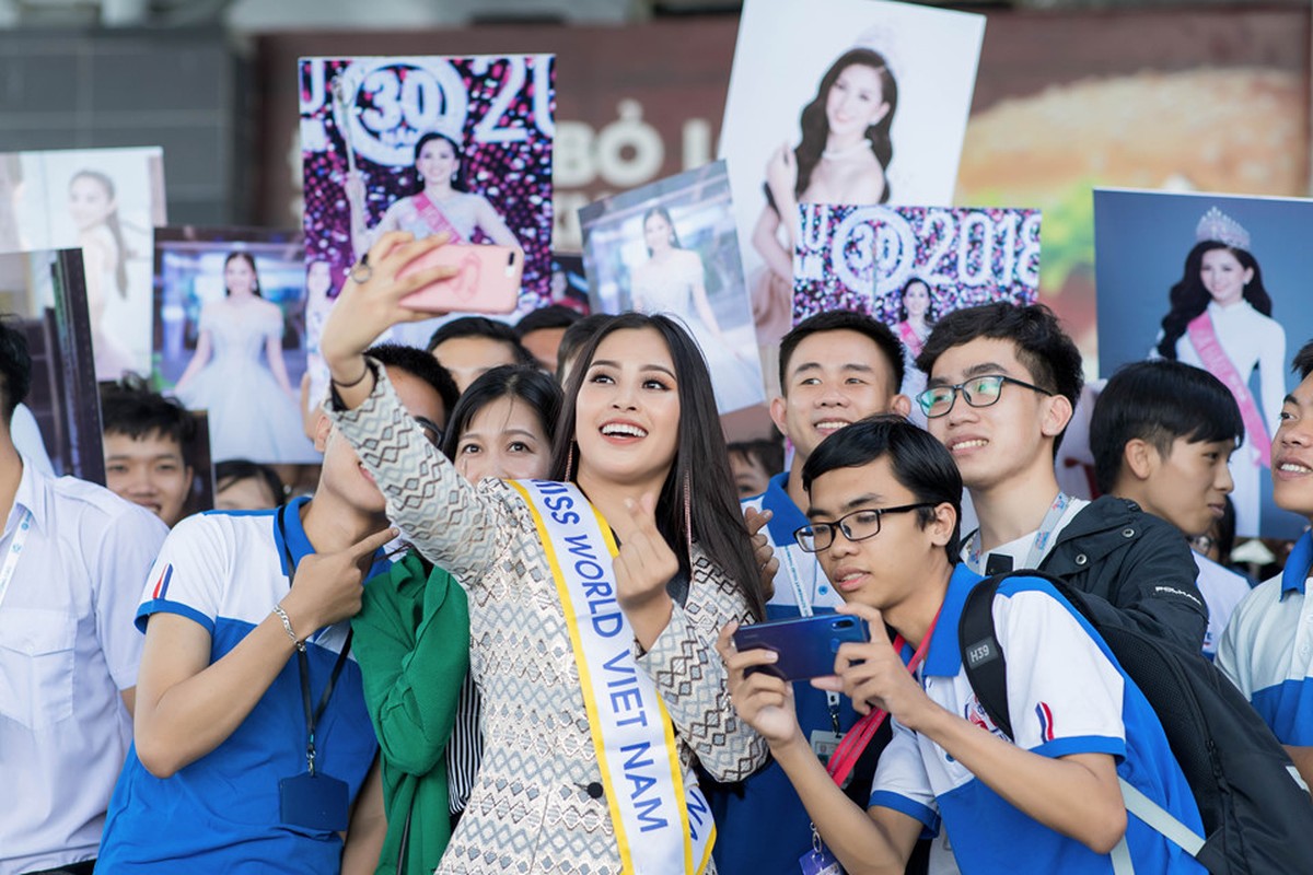 Tran Tieu Vy mac loi trang phuc khi len duong thi Miss World 2018-Hinh-7