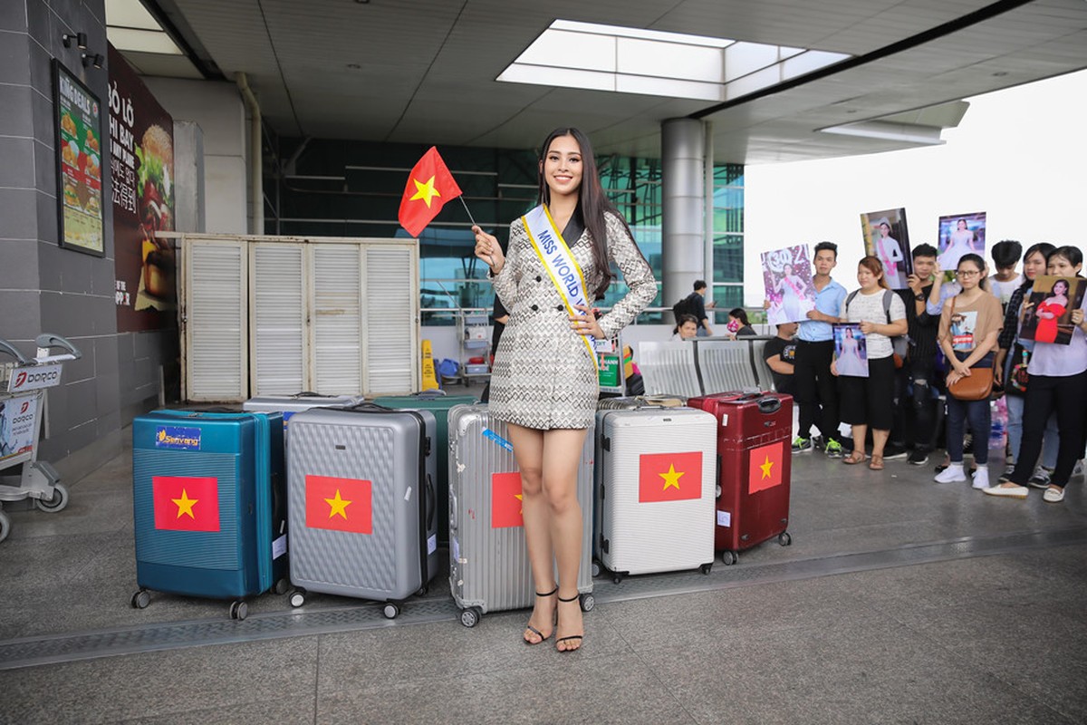 Tran Tieu Vy mac loi trang phuc khi len duong thi Miss World 2018-Hinh-9