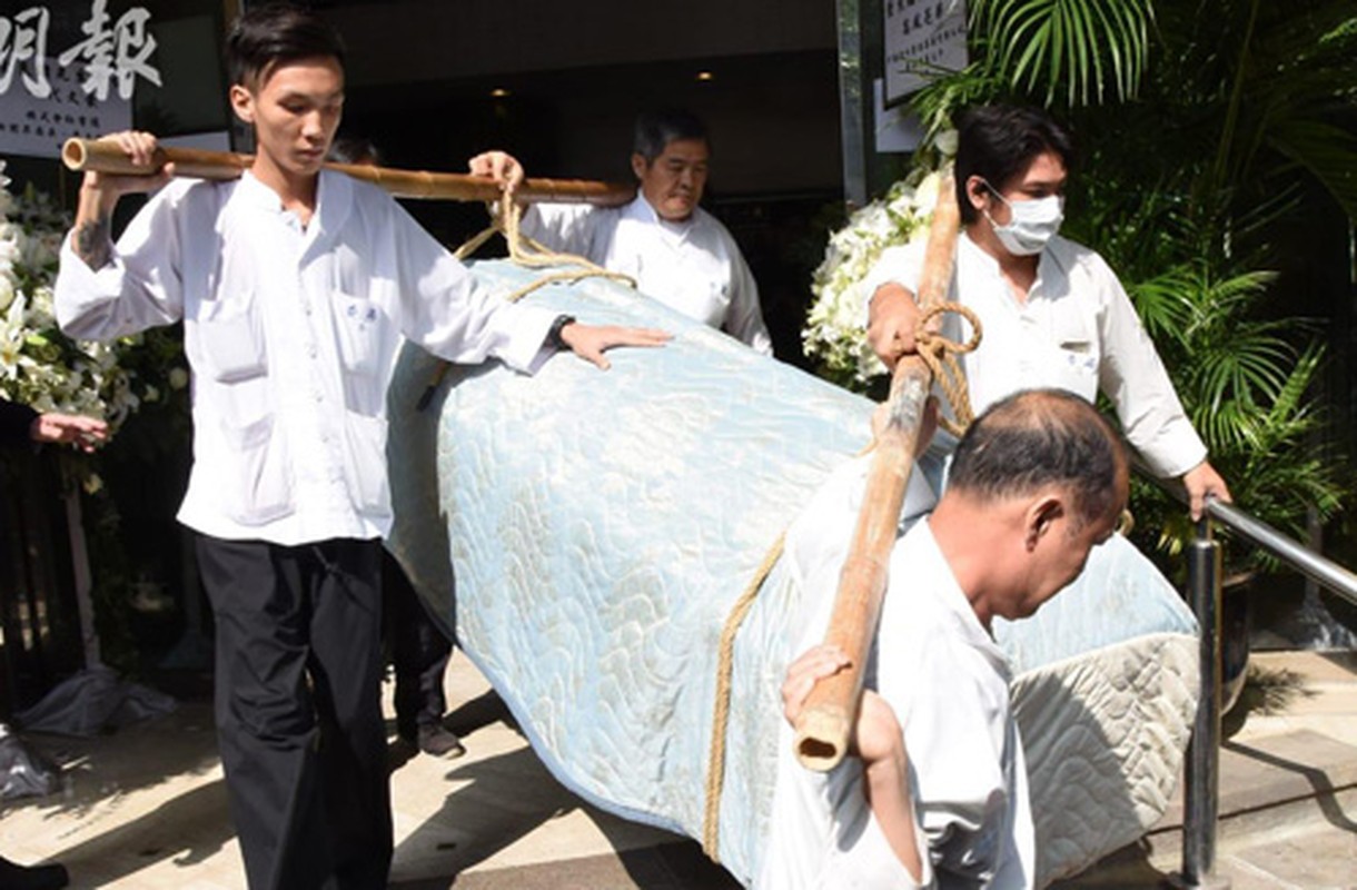 Vo nha van Kim Dung dat vong hoa hinh trai tim tien biet chong-Hinh-4