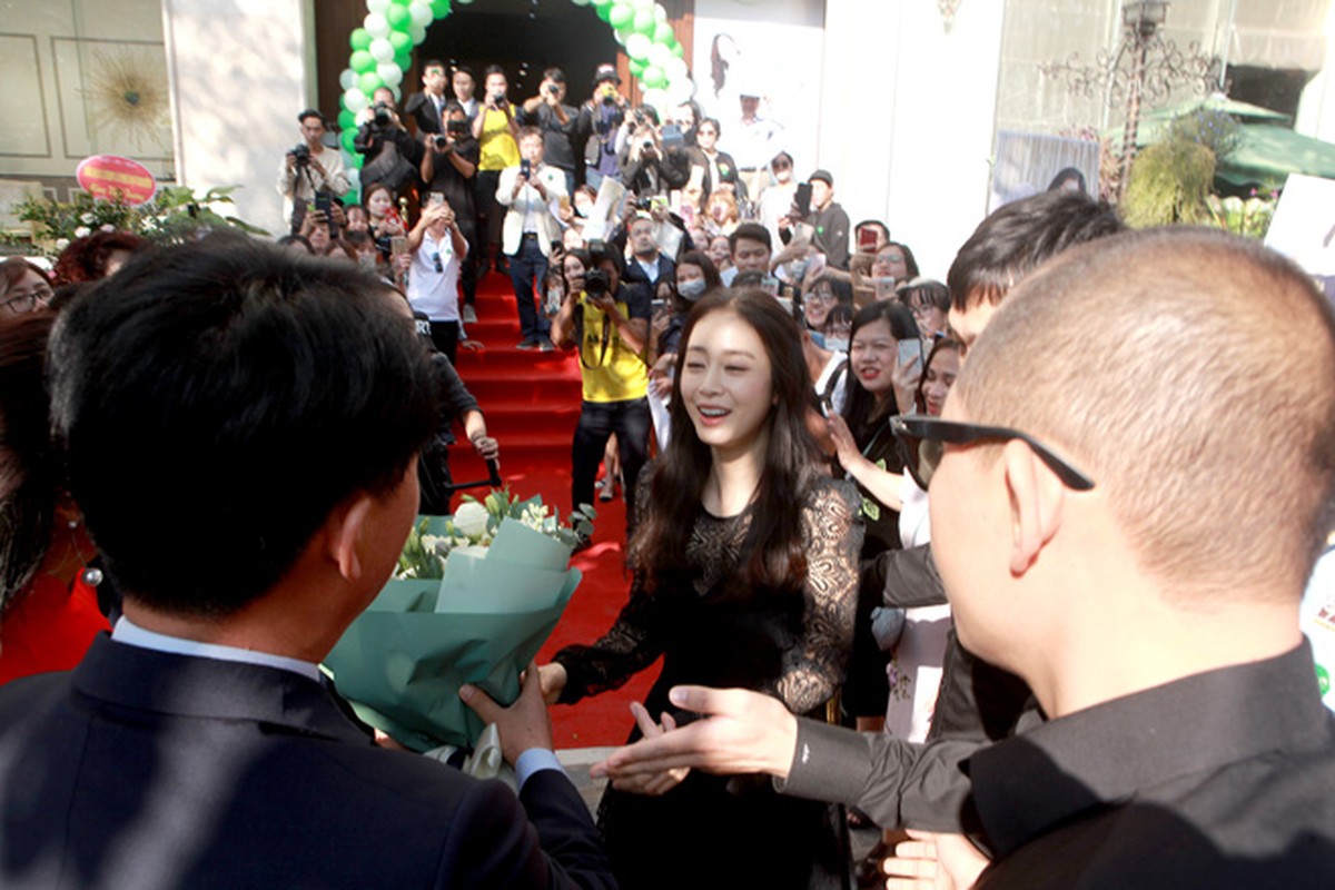 Kim Tae Hee duoc dua don bang xe sang, fan vay kin o HN-Hinh-3