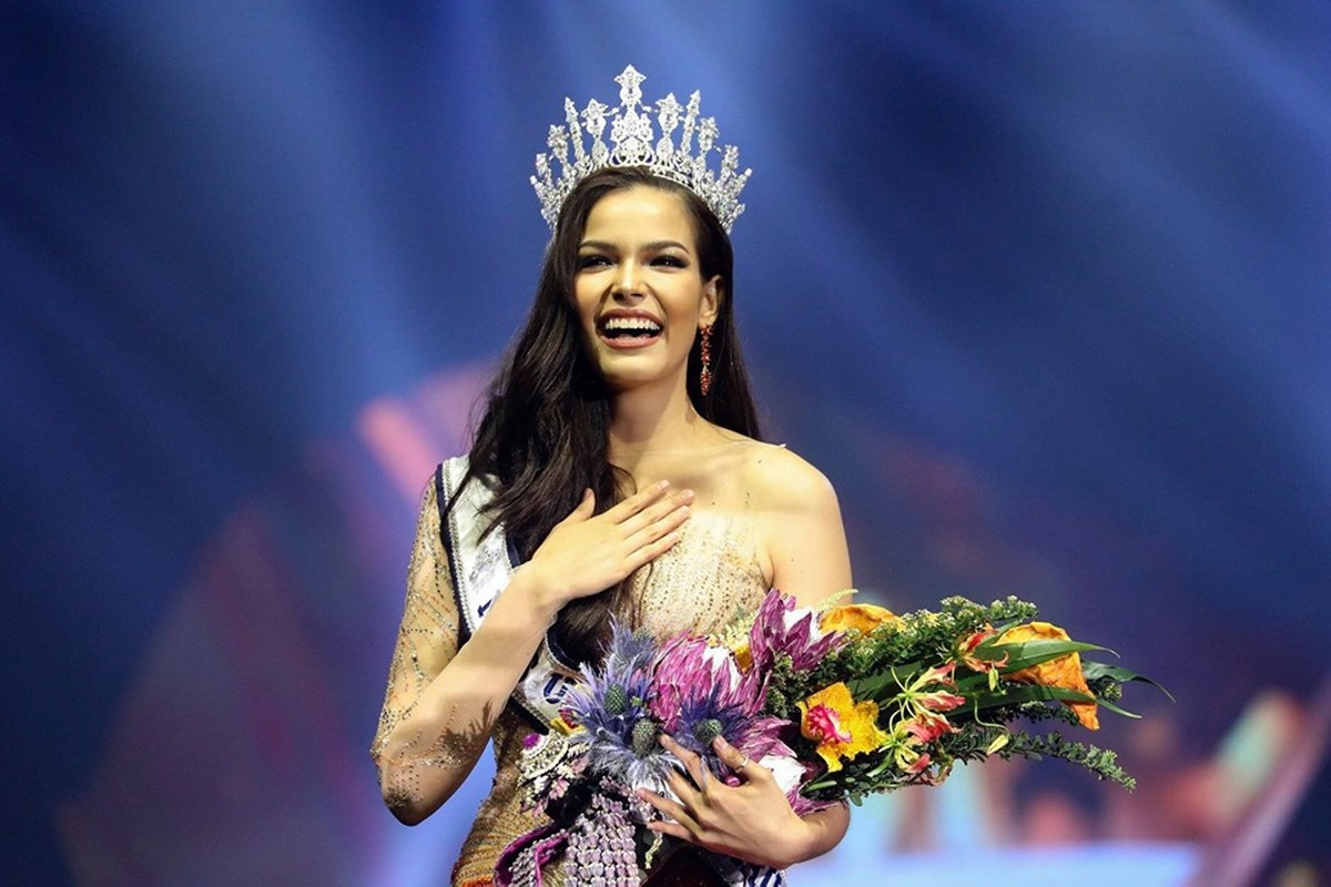 Soi tai, sac doi thu dang gom cua Hoang Thuy tai Miss Universe 2019