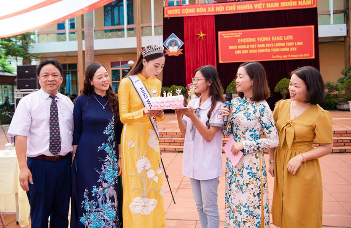 Hoa hau Luong Thuy Linh dien ao dai ve Cao Bang sau dang quang-Hinh-5