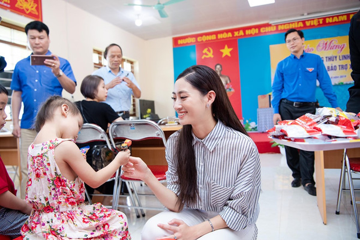 Hoa hau Luong Thuy Linh dien ao dai ve Cao Bang sau dang quang-Hinh-7