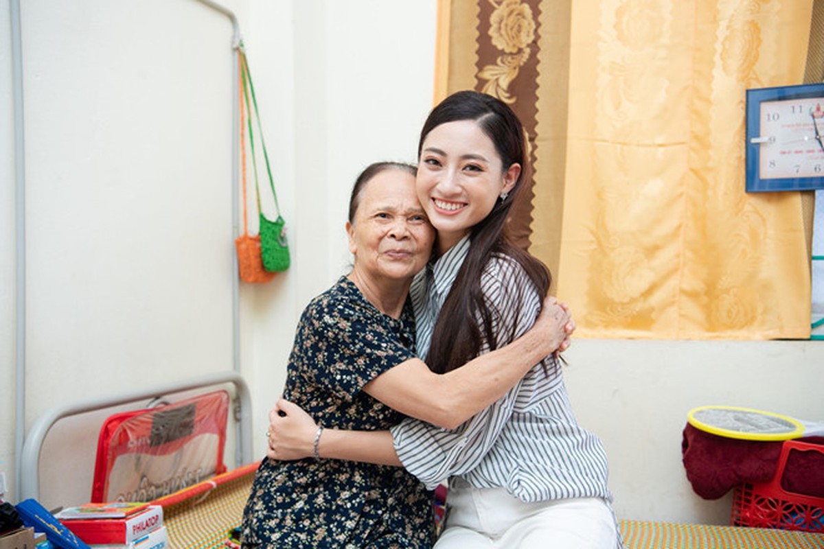 Hoa hau Luong Thuy Linh dien ao dai ve Cao Bang sau dang quang-Hinh-8