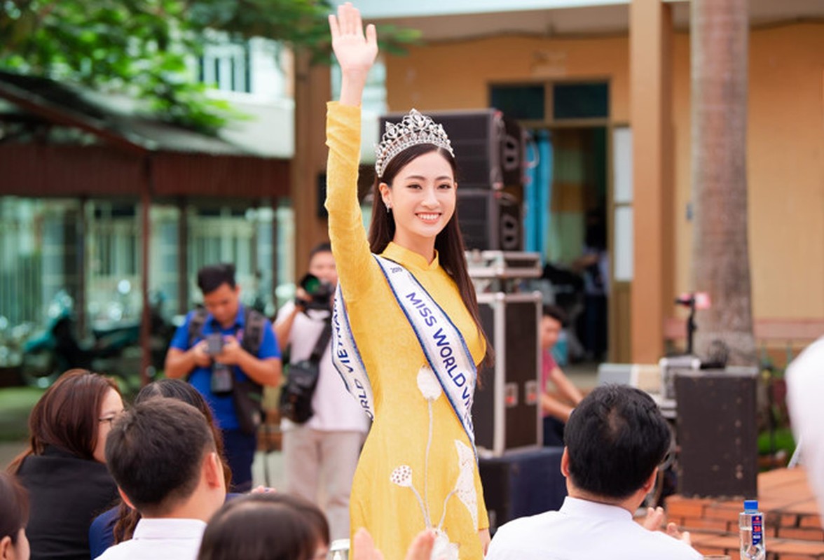 Hoa hau Luong Thuy Linh dien ao dai ve Cao Bang sau dang quang