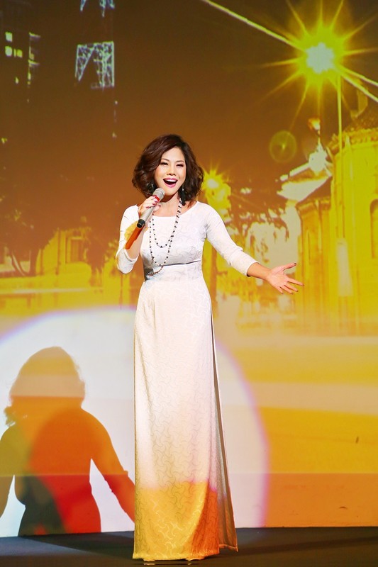 MC Quyen Linh di dep le, ho tong vo sang chanh di nghe nhac-Hinh-6