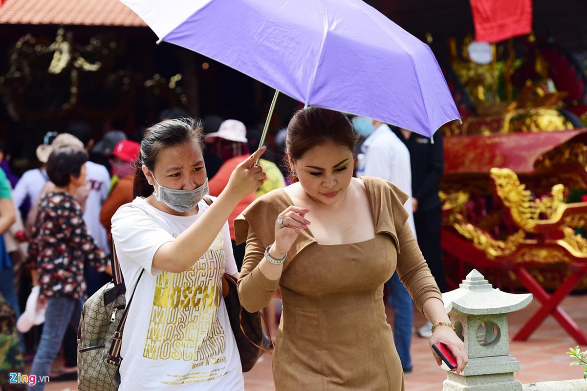 Ho Ngoc Ha va dan sao dang huong o nha tho To cua Hoai Linh-Hinh-7