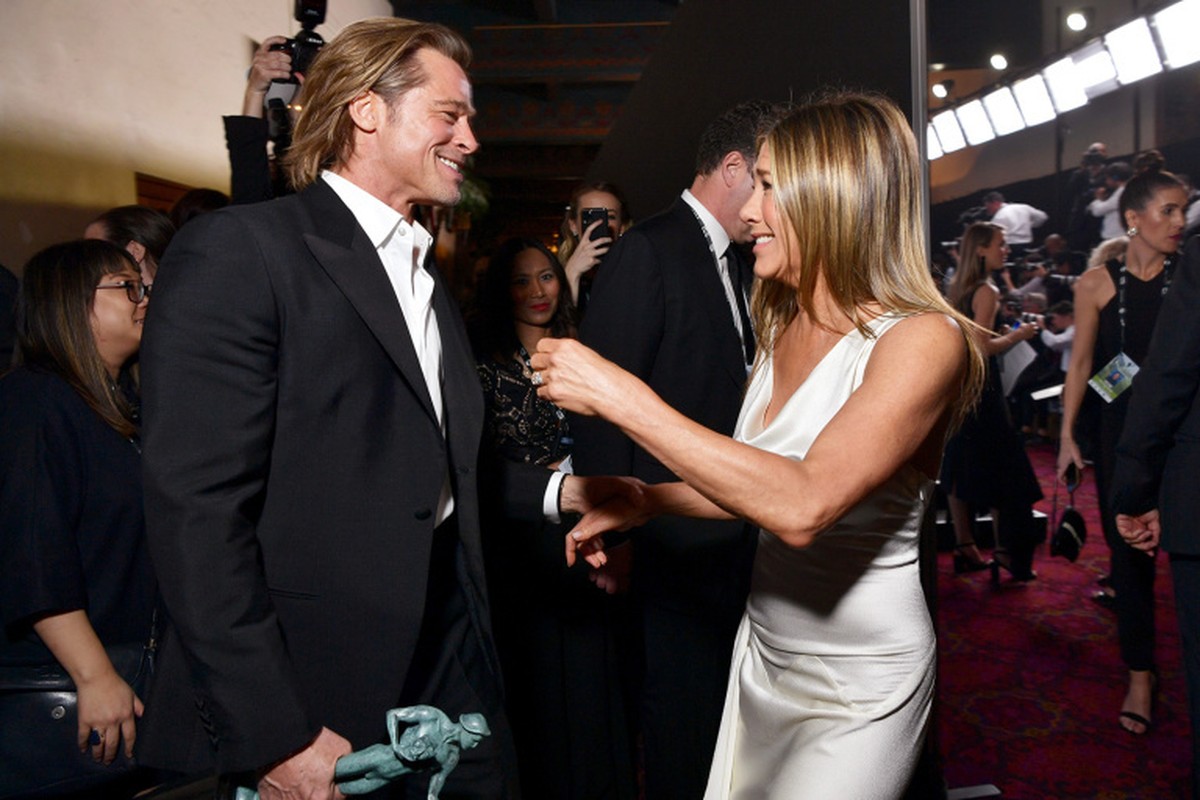Brad Pitt nam chat tay vo cu Jennifer Aniston, ro tin tai hop-Hinh-4