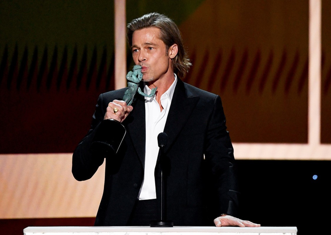 Brad Pitt nam chat tay vo cu Jennifer Aniston, ro tin tai hop