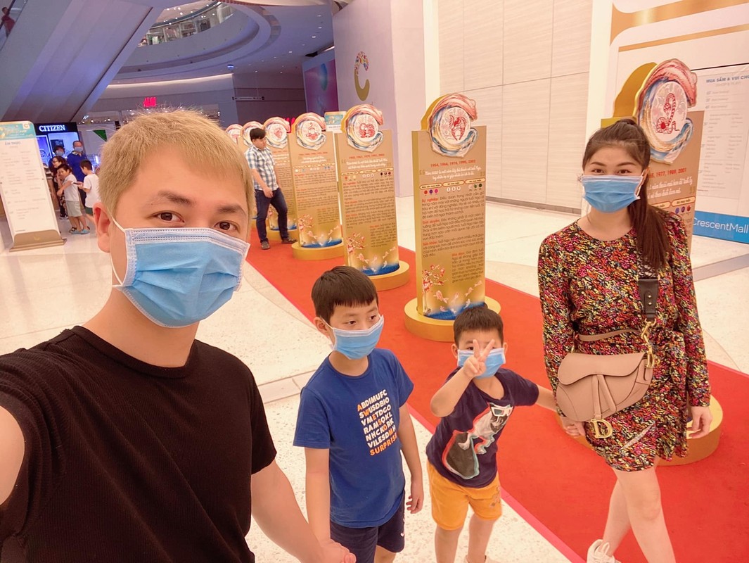 Hong Dang va loat sao deo khau trang kin mit phong tranh virus corona