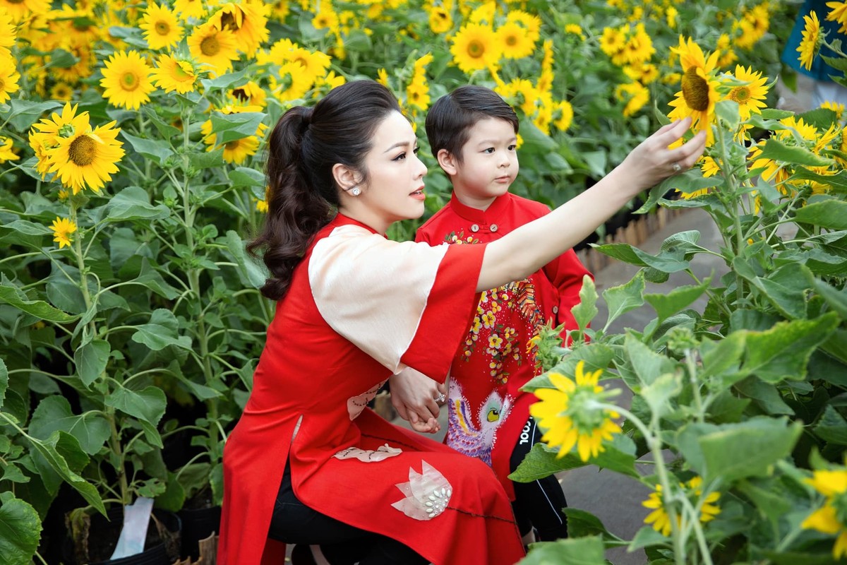 Thuy Tien, Nhat Kim Anh bang tuoi: Nguoi hanh phuc giau sang, ke hon nhan lan dan-Hinh-9