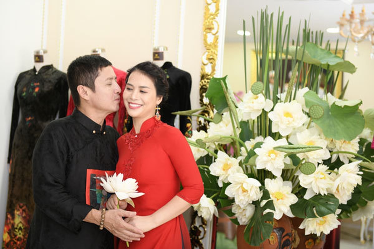 Chi Trung dien ao dai tinh tu ben ban gai kem 18 tuoi-Hinh-2