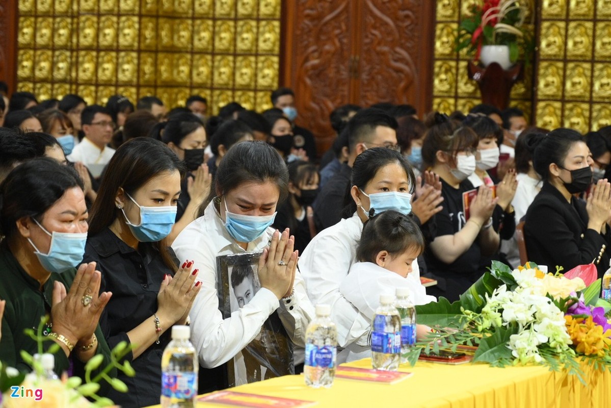 Vo Van Quang Long khoc nghen trong le tang chong-Hinh-2