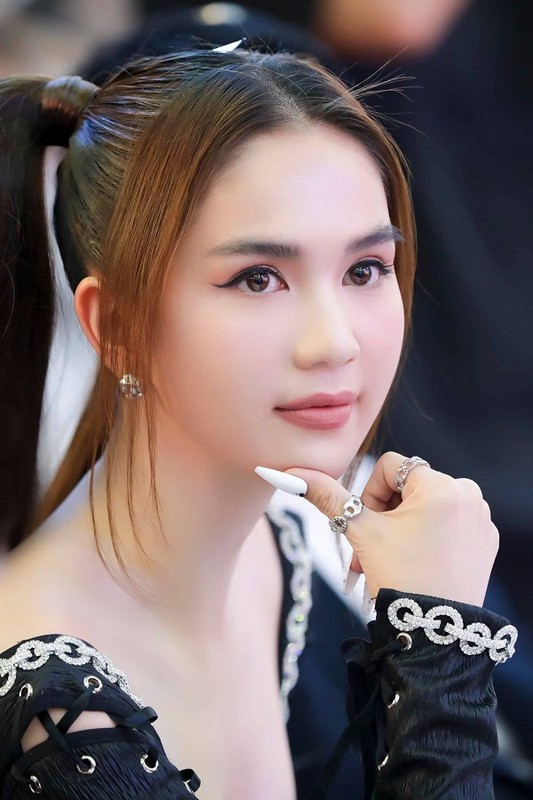 Bi chi trich hon moi be trai 8 tuoi, Ngoc Trinh phan ung gi?-Hinh-8