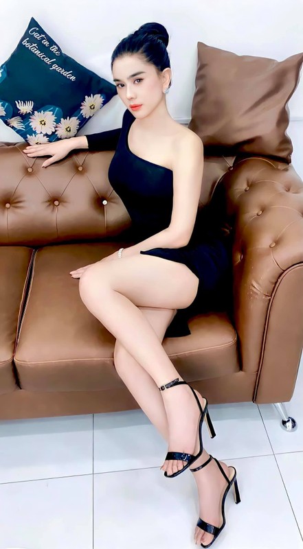 Lam Khanh Chi khoe dang nuot o tuoi 44, 