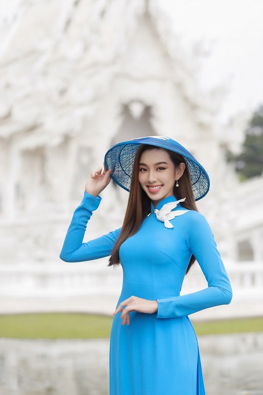 Nguyen Thuc Thuy Tien dien ao dai dep rang ro o Thai Lan-Hinh-4