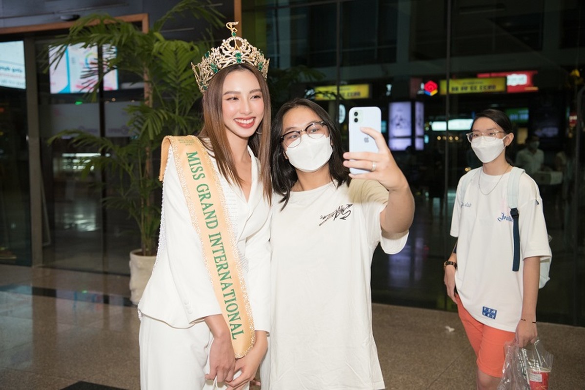 Thuy Tien duoc bo mang banh bong lan trung muoi ra san bay don-Hinh-8