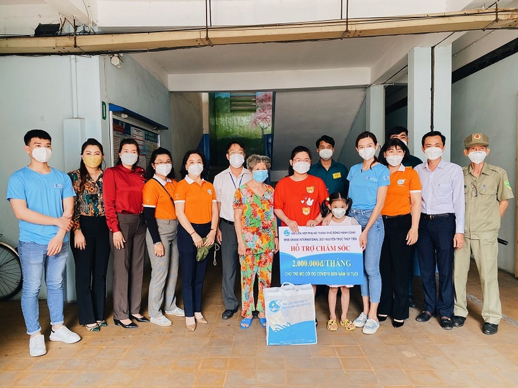 Hoa hau Nguyen Thuc Thuy Tien gian di di tu thien sau dang quang