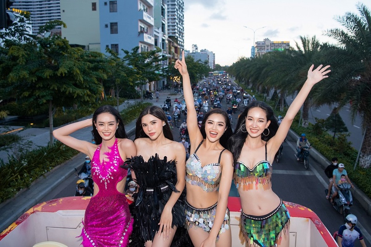 Thi sinh Miss World Vietnam 2022 khoe body “cang det” dieu hanh tren pho-Hinh-11