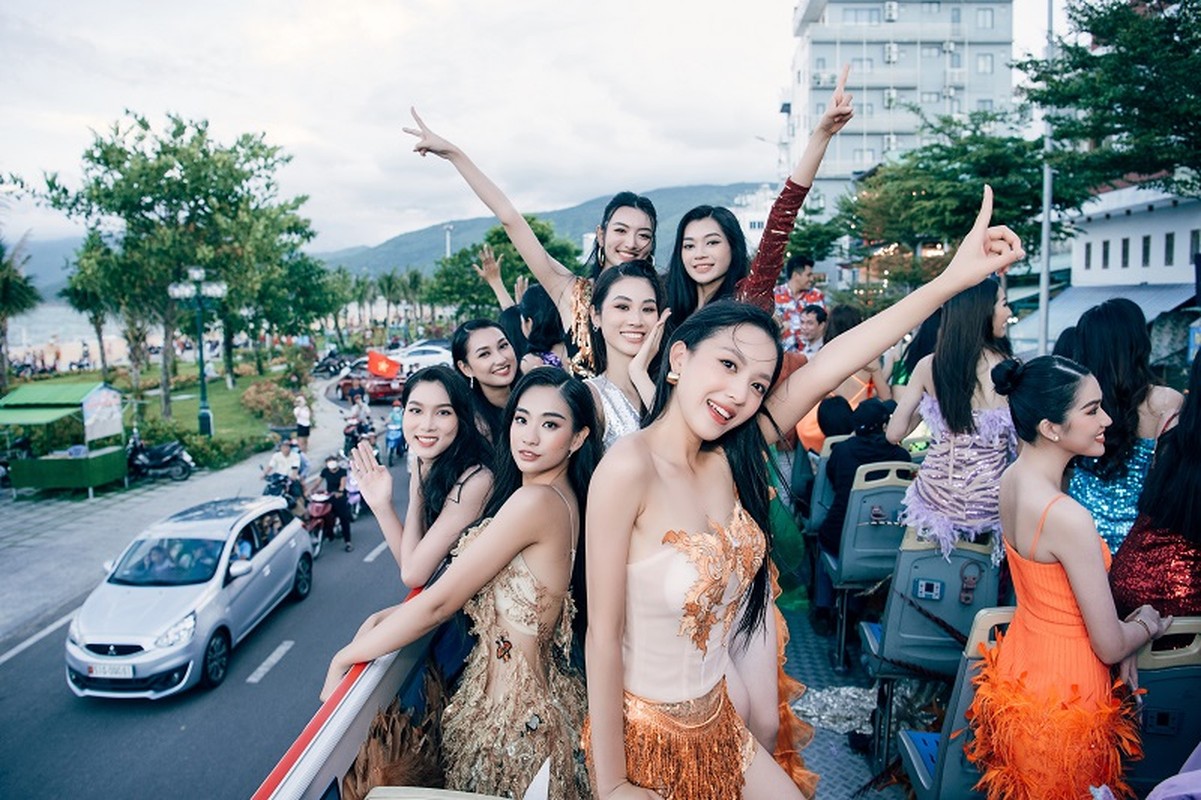 Thi sinh Miss World Vietnam 2022 khoe body “cang det” dieu hanh tren pho-Hinh-9