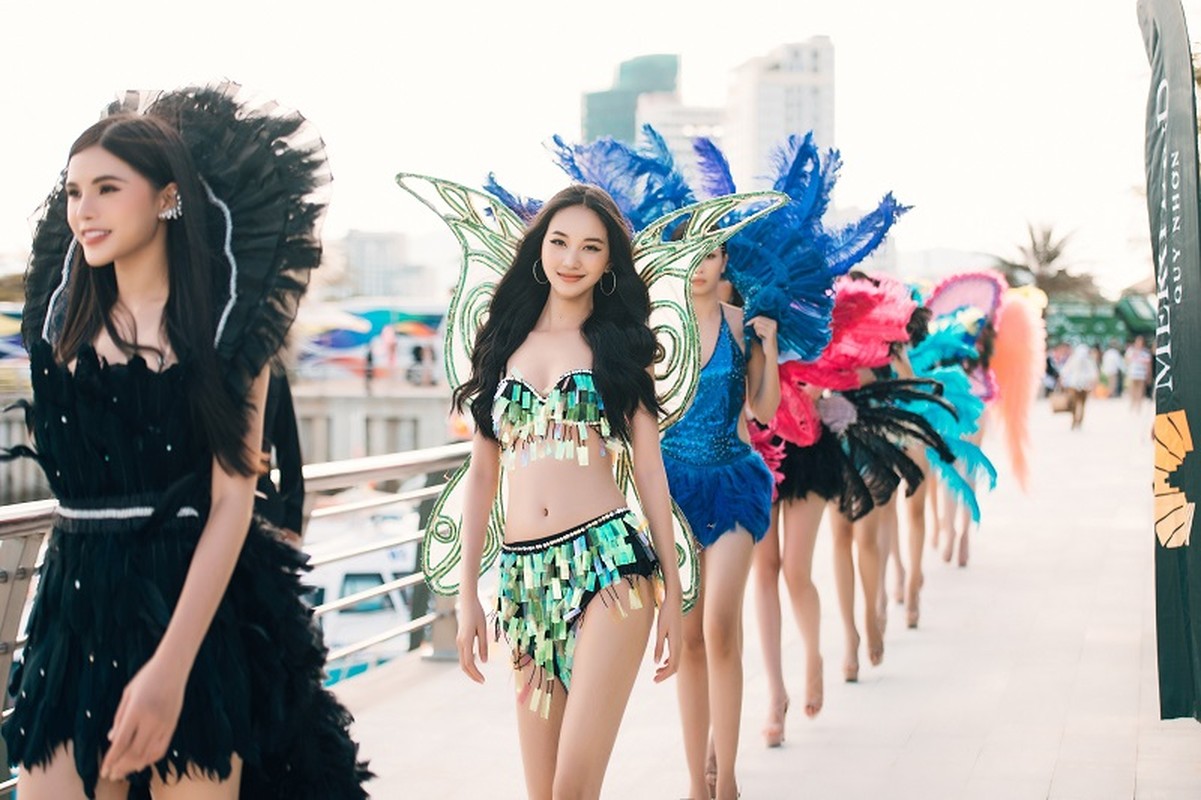 Thi sinh Miss World Vietnam 2022 khoe body “cang det” dieu hanh tren pho