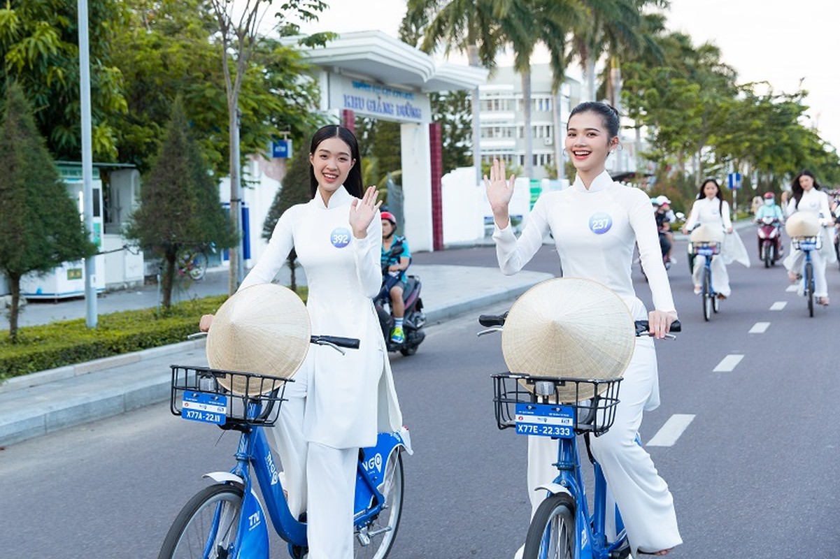 Luong Thuy Linh va thi sinh Miss World Vietnam rang ro voi ao dai-Hinh-10