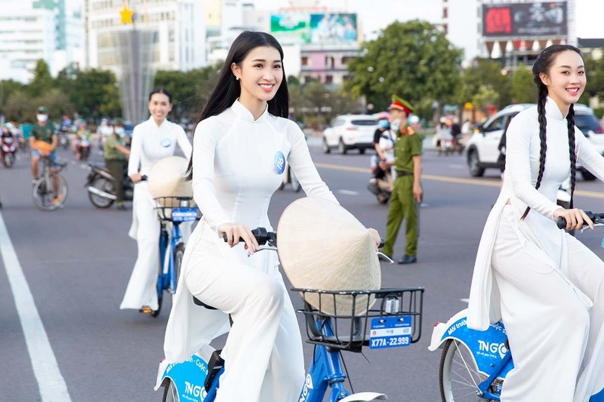 Luong Thuy Linh va thi sinh Miss World Vietnam rang ro voi ao dai-Hinh-3