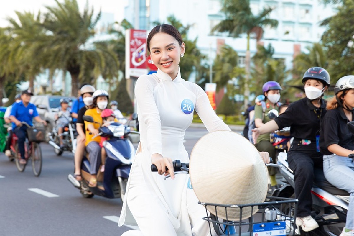 Luong Thuy Linh va thi sinh Miss World Vietnam rang ro voi ao dai-Hinh-4