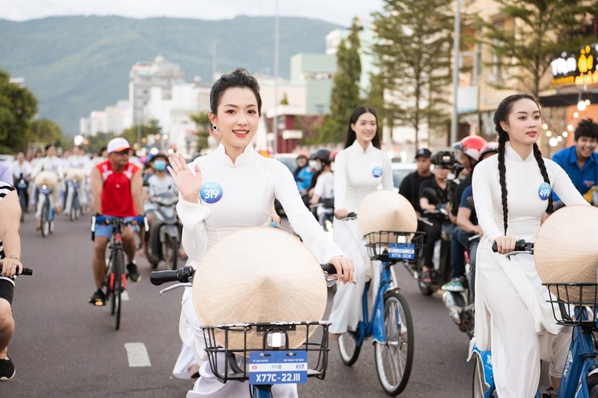 Luong Thuy Linh va thi sinh Miss World Vietnam rang ro voi ao dai-Hinh-6