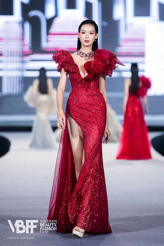 Doi chan cuc pham cua thi sinh Miss World Vietnam cao khung 1m85-Hinh-4